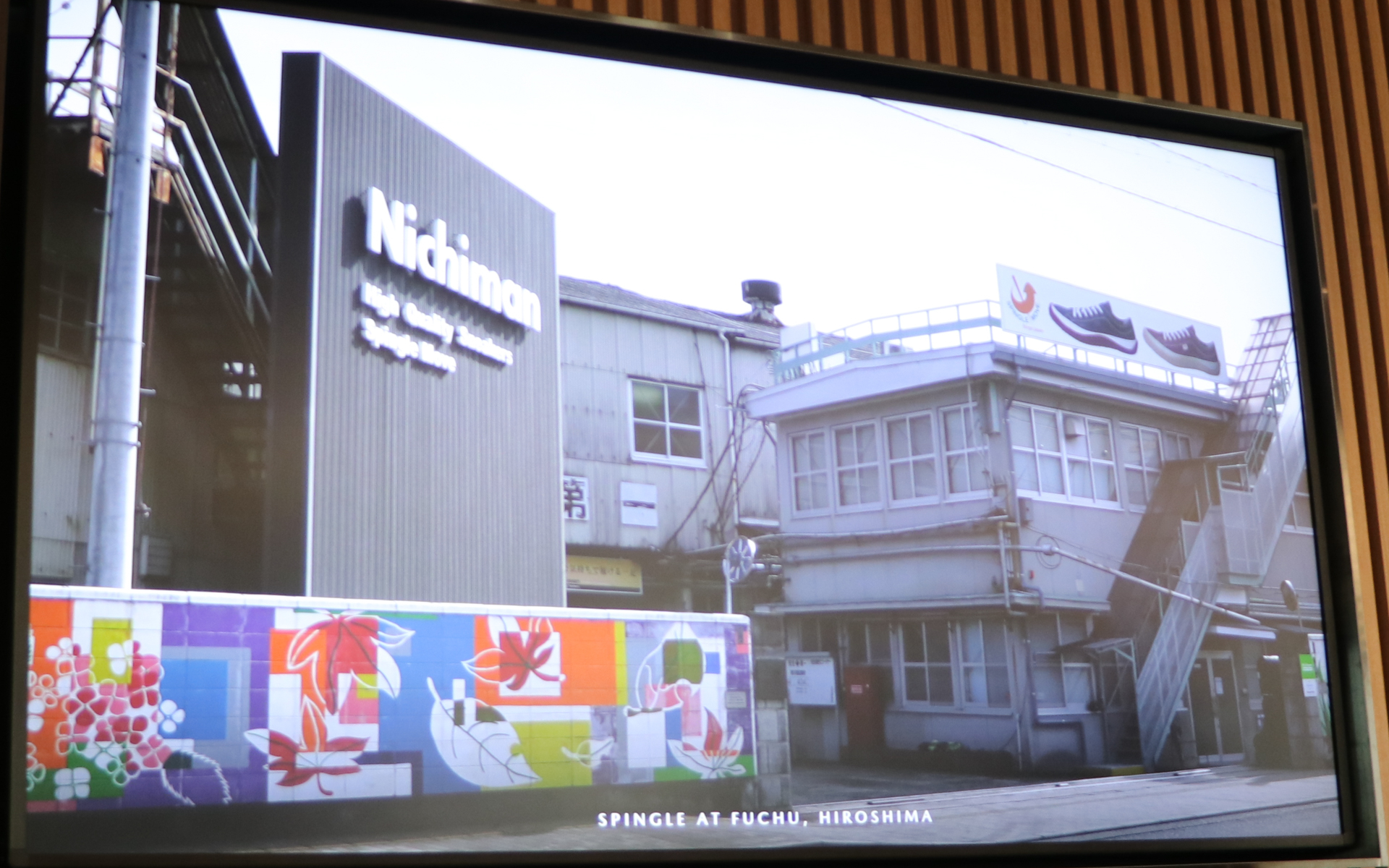 スピングルカンパニーの入口看板には「Nichiman（ニチマン）」の文字も入っている