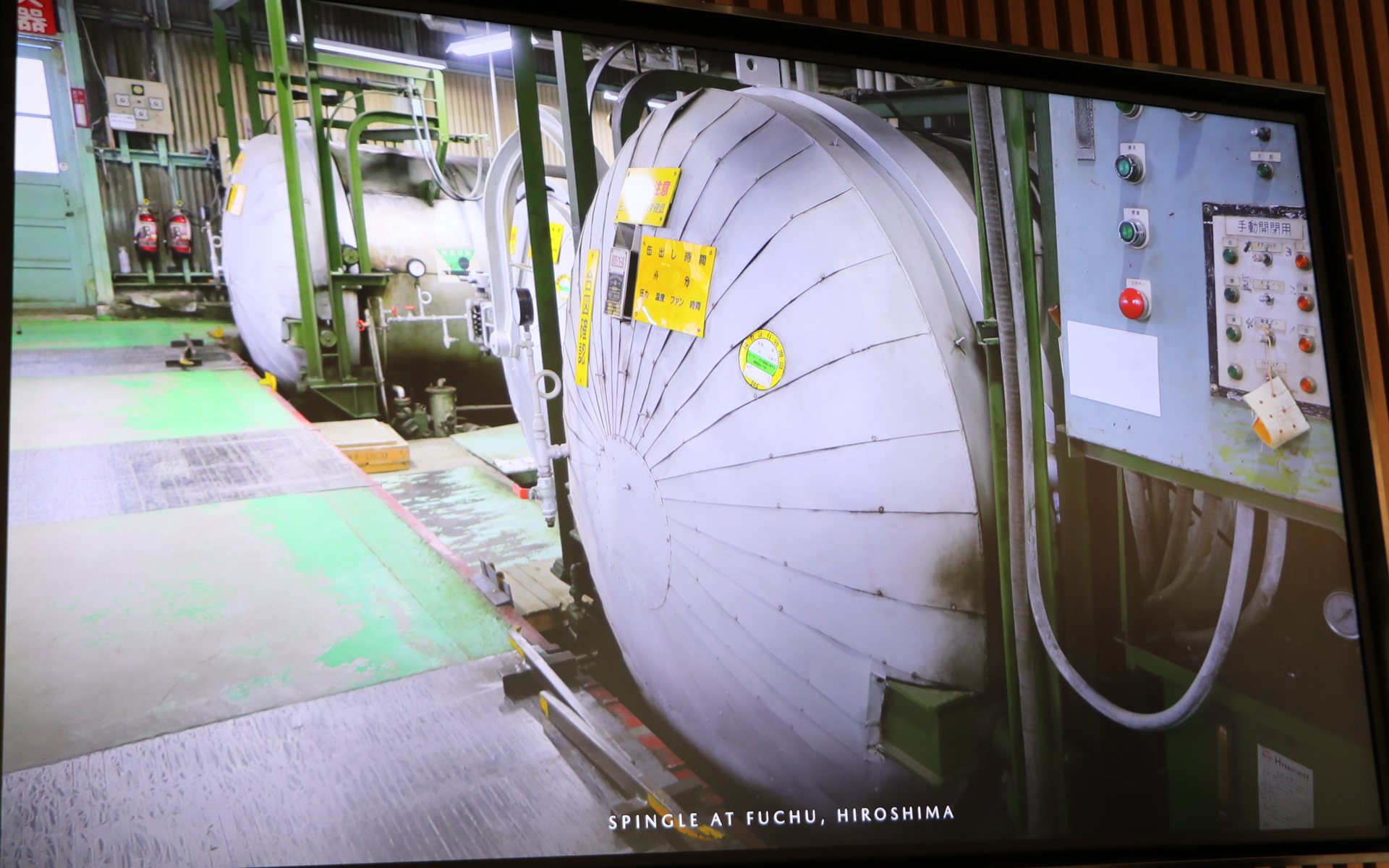 スピングルカンパニーのバルカナイズ製法用の窯は1つに約100足ほど入り、熱と圧力をかける（加硫）時間は約1時間程度。そのため大量生産はできず1日600足くらいがMAX生産量とのこと