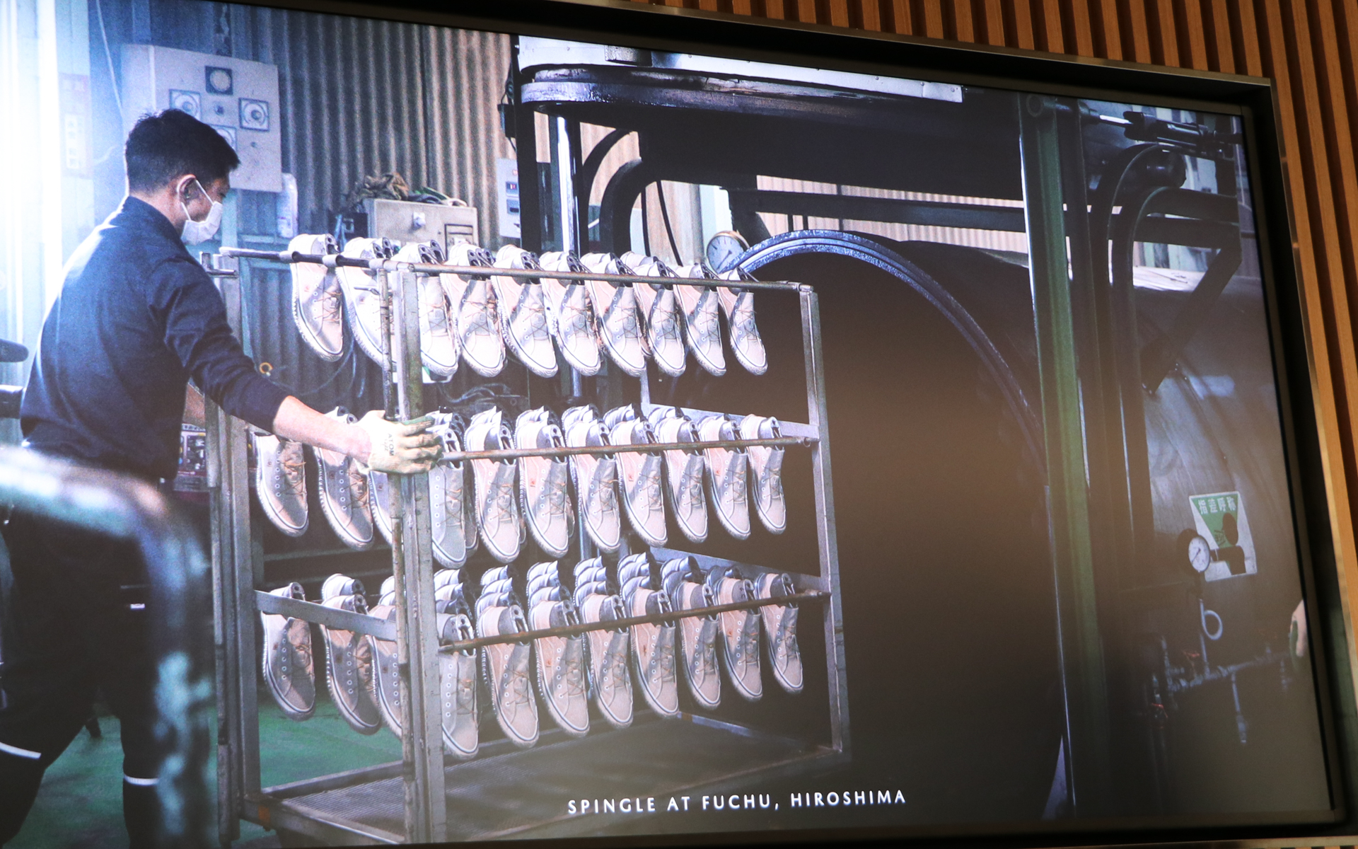 スピングルカンパニーのバルカナイズ製法用の窯は1つに約100足ほど入り、熱と圧力をかける（加硫）時間は約1時間程度。そのため大量生産はできず1日600足くらいがMAX生産量とのこと