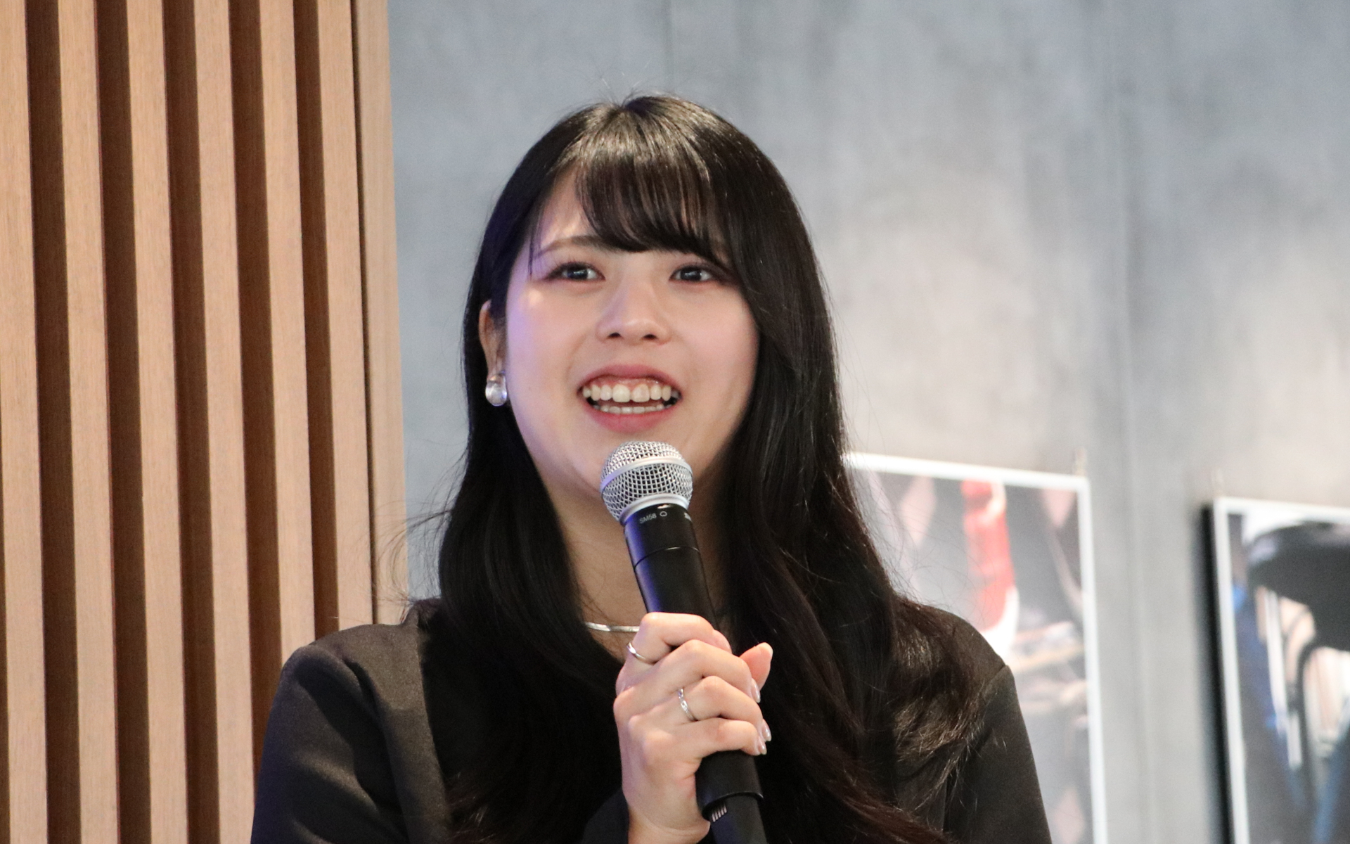 マツダ株式会社 デザイン本部 ブランドスタイル統括部 デザイナー 菊地有美子氏。2019年に入社し、プロダクションデザインスタジオにて「CX-60」のエクステリアデザインを担当。2022年からブランドスタイル統括部に転籍し、現在は東京オフィスにてマーチャンダイズ商品のデザインを担当している