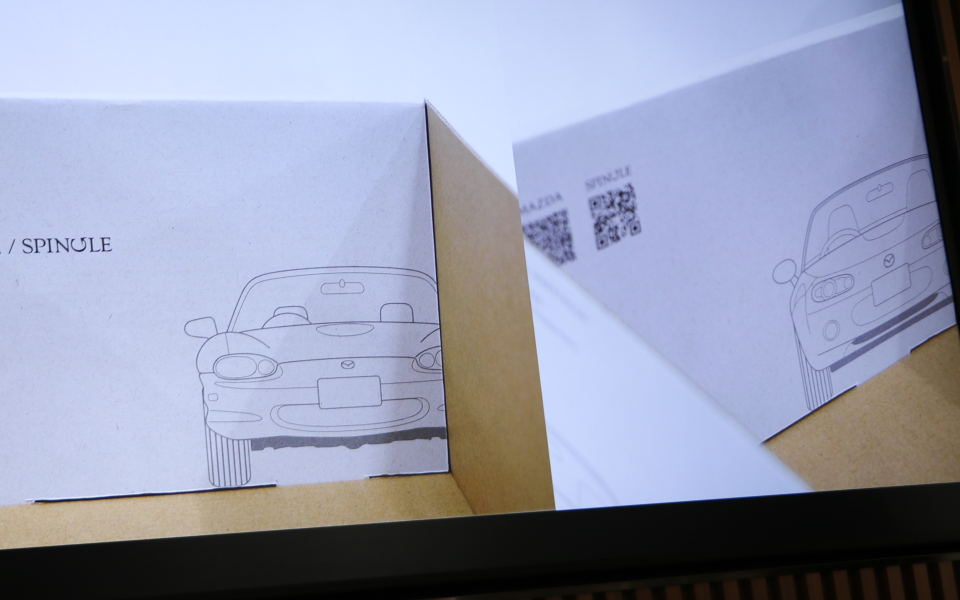 ケースにもこだわっていて、歴代ロードスターの線画が描かれている