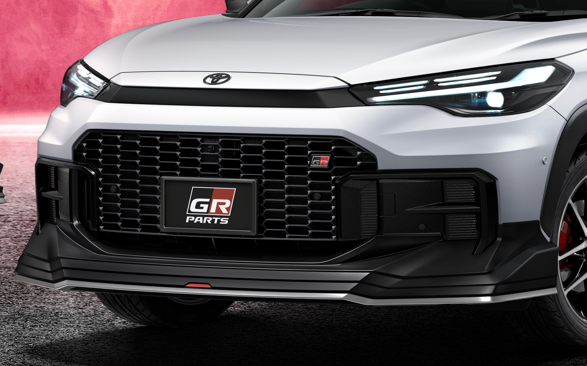 GRフロントスポイラーは、ワイド方向に上向き形状を通し、ダウンフォースの増加を狙いながらフロントタイヤをできるだけ隠す形状にすることで、乱流の抑制効果を向上したほか、マットブラック＆ガンメタリックのモノトーンカラーと、GRを想起させるレッドのセンターオーナメントによりスポーティな世界観を際立たせた。単品価格は7万9200円