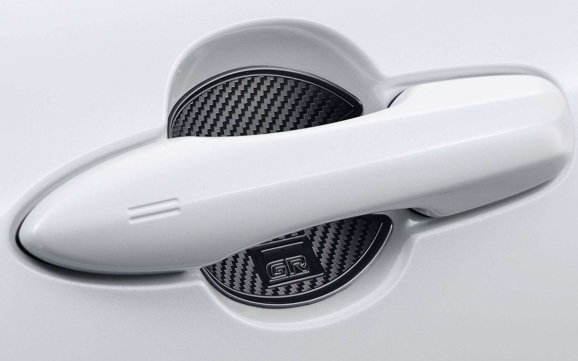 GRドアハンドルプロテクターは6600円（1台分）、GRカーボンナンバーフレーム（フロント/リア）は前後それぞれ1万9800円