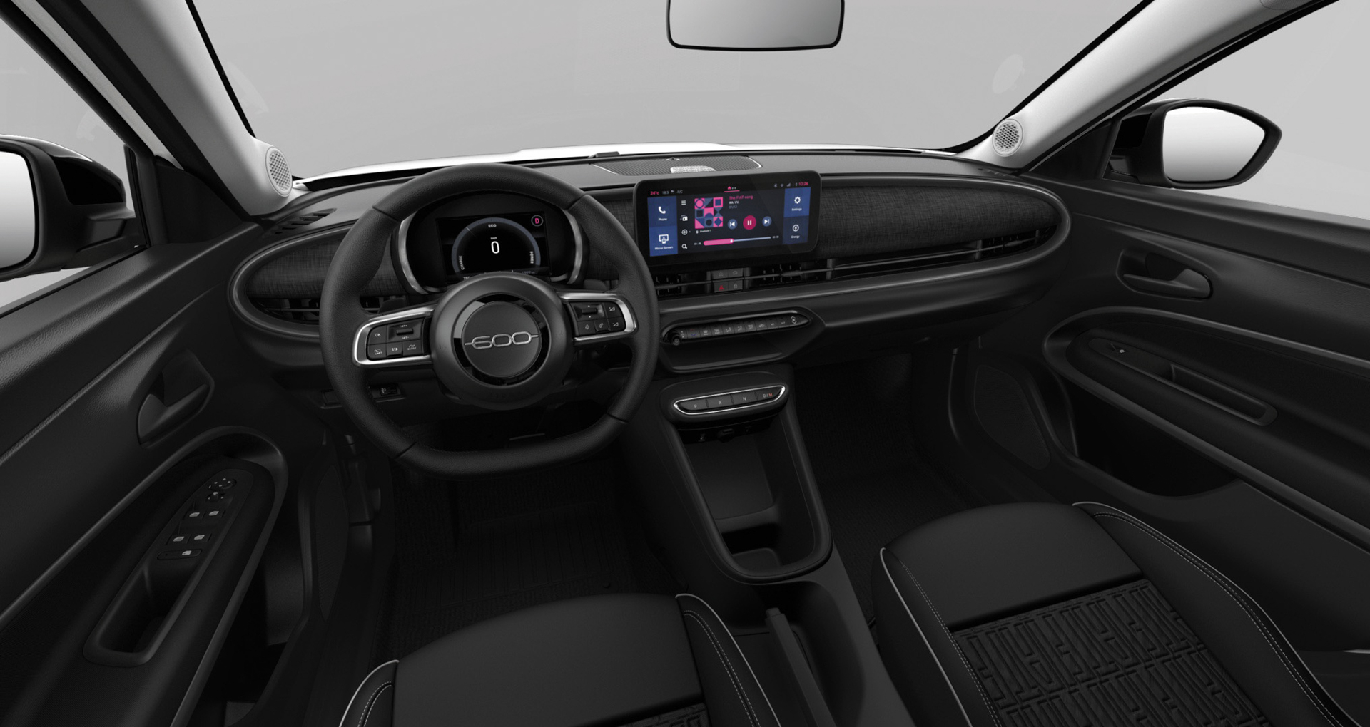 ベースモデルの内装はボディ同色のダッシュボードとブラック色のファブリックシート（FIATモノグラム入り）