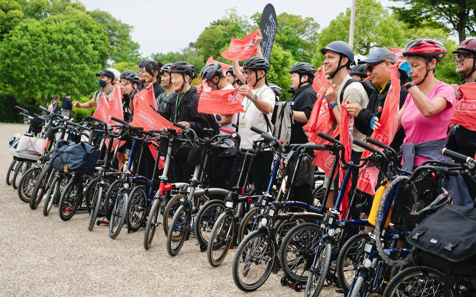 大阪城天守閣前に集合したブロンプトンのライダーたち。（提供：BROMPTON JAPAN）
