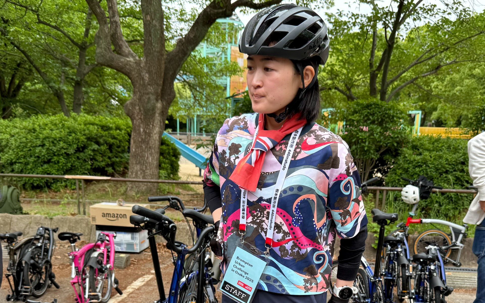 参加者はブロンプトンのロゴとユニオンジャックが入った赤い手拭いを身につけることに。写真はアーバンチャレンジのスタッフ中西なつみさん