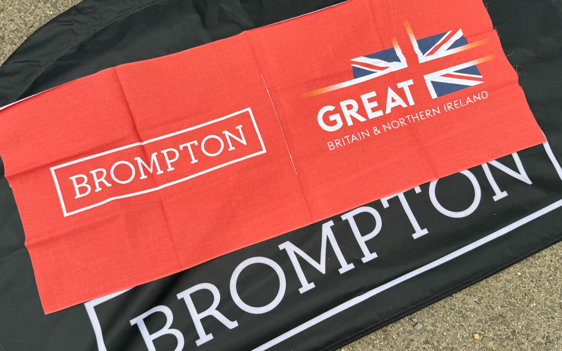 参加者はブロンプトンのロゴとユニオンジャックが入った赤い手拭いを身につけることに。写真はアーバンチャレンジのスタッフ中西なつみさん