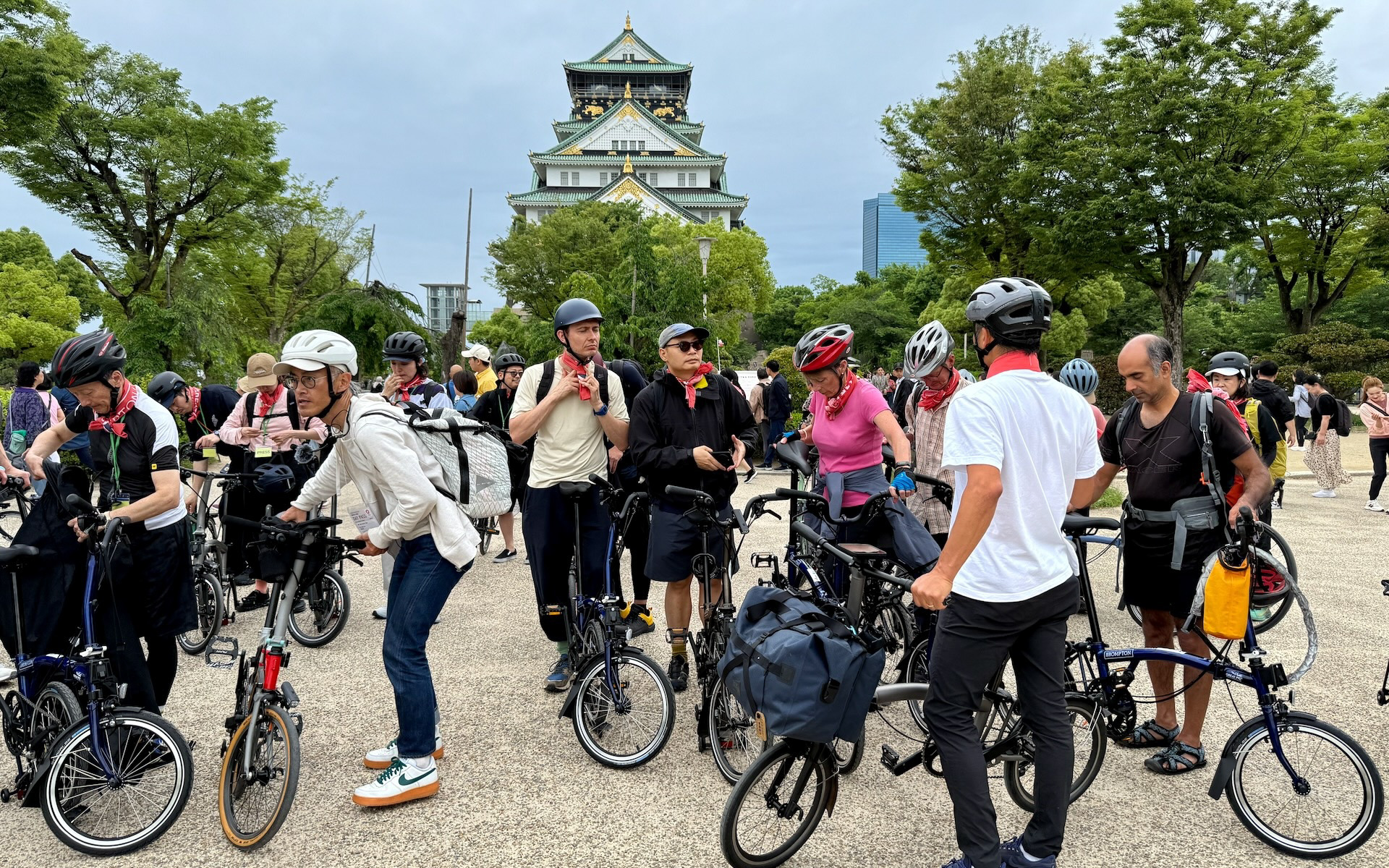大阪城公園を一斉にスタートする参加者ら（提供：BROMPTON JAPAN）
