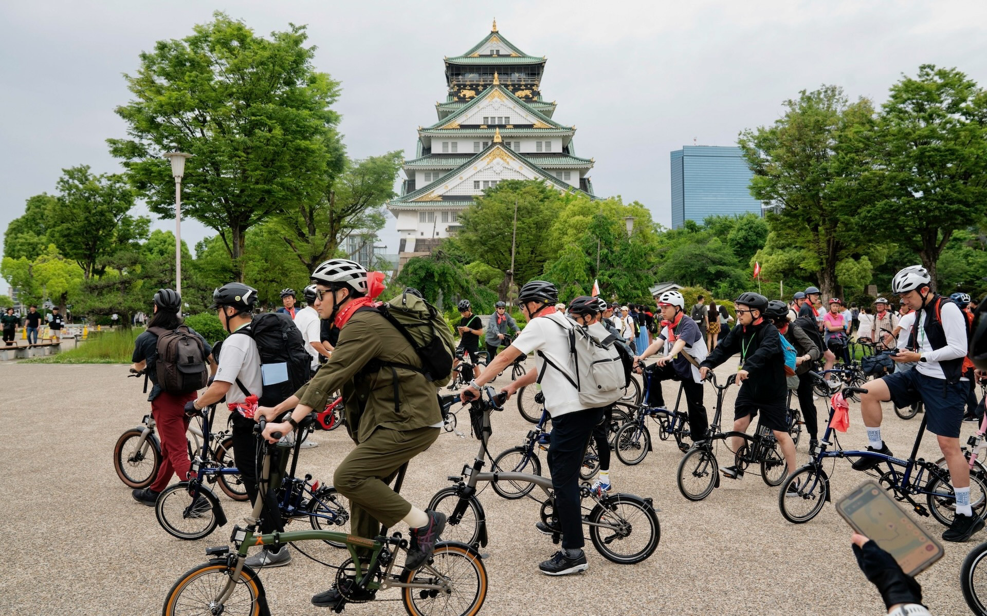 大阪城公園を一斉にスタートする参加者ら（提供：BROMPTON JAPAN）