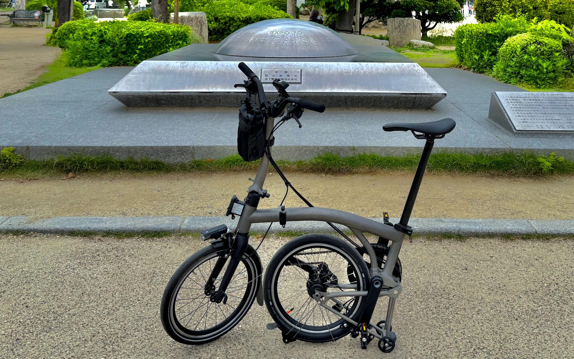 大阪城本丸の前には1970年のEXPO’70のタイムカプセルが設置してある。手前は最も高価なTライン