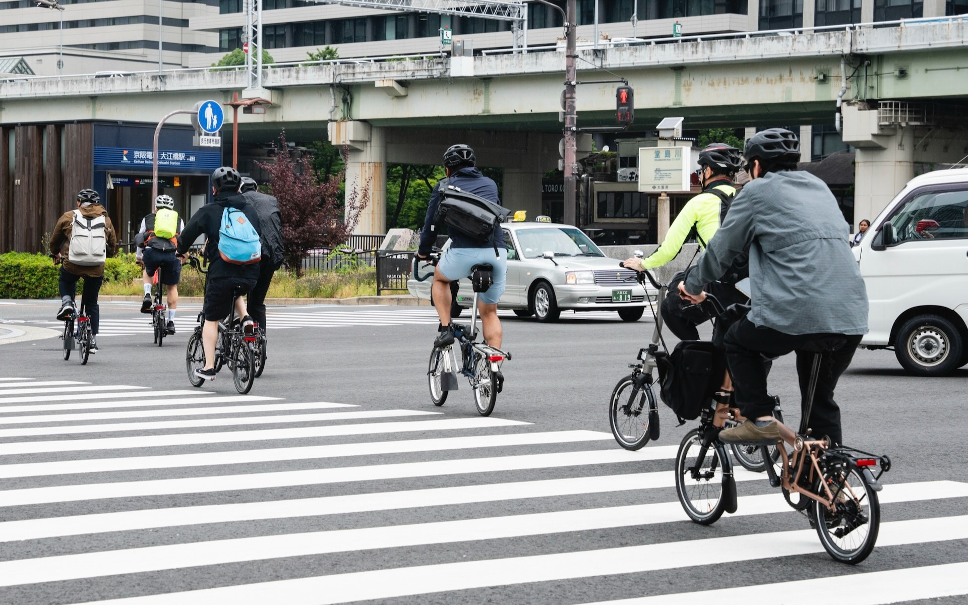 交通量の多い大阪市内を走行する参加者たち（提供：BROMPTON JAPAN）