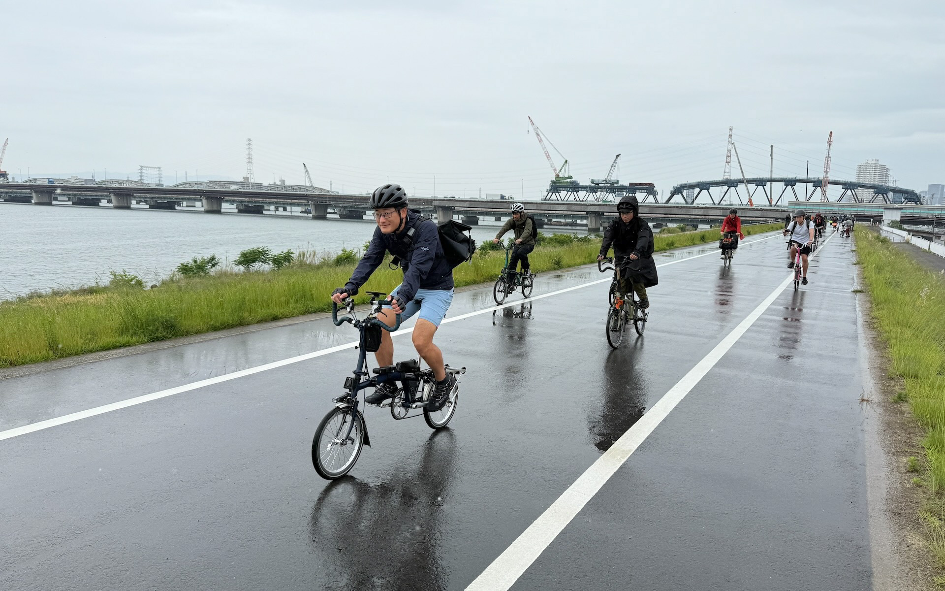 淀川の堤防道路を走行中