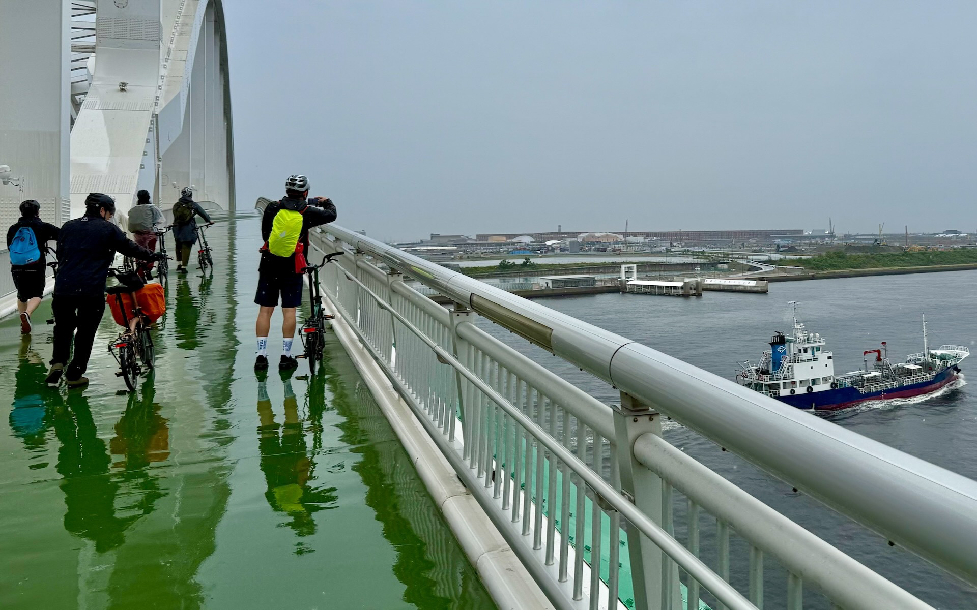 大屋根リングが見え始める夢舞大橋は、自転車に乗ったままでの走行が禁止となっていた