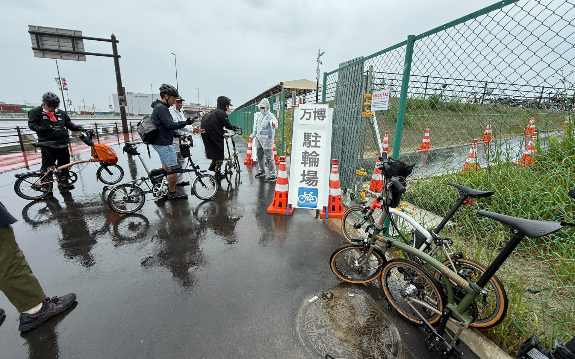 東ゲート手前の万博駐輪場にやっと到着した参加者ら
