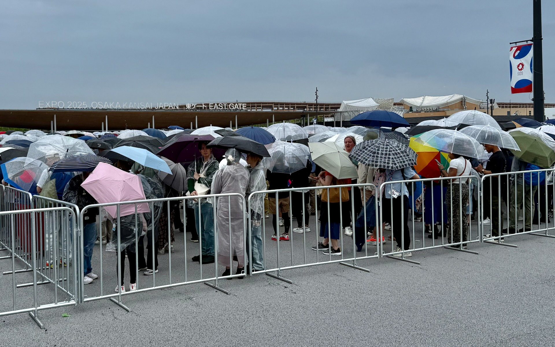 ゲート付近には一般参加者の長い列ができていた