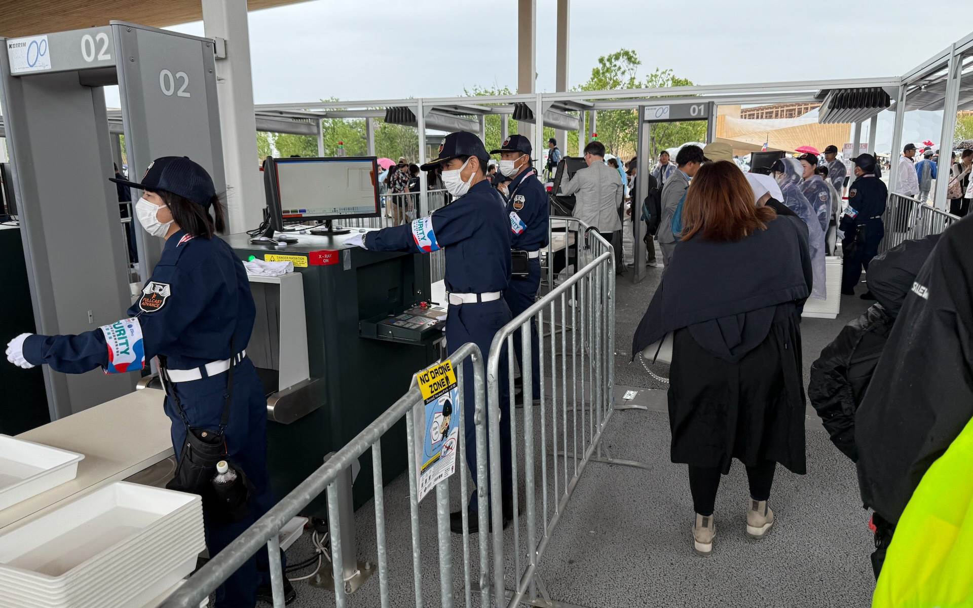 今回はUKパビリオンの招待だったので、専用レーンからセキュリティチェックを受けてすぐに入場できた