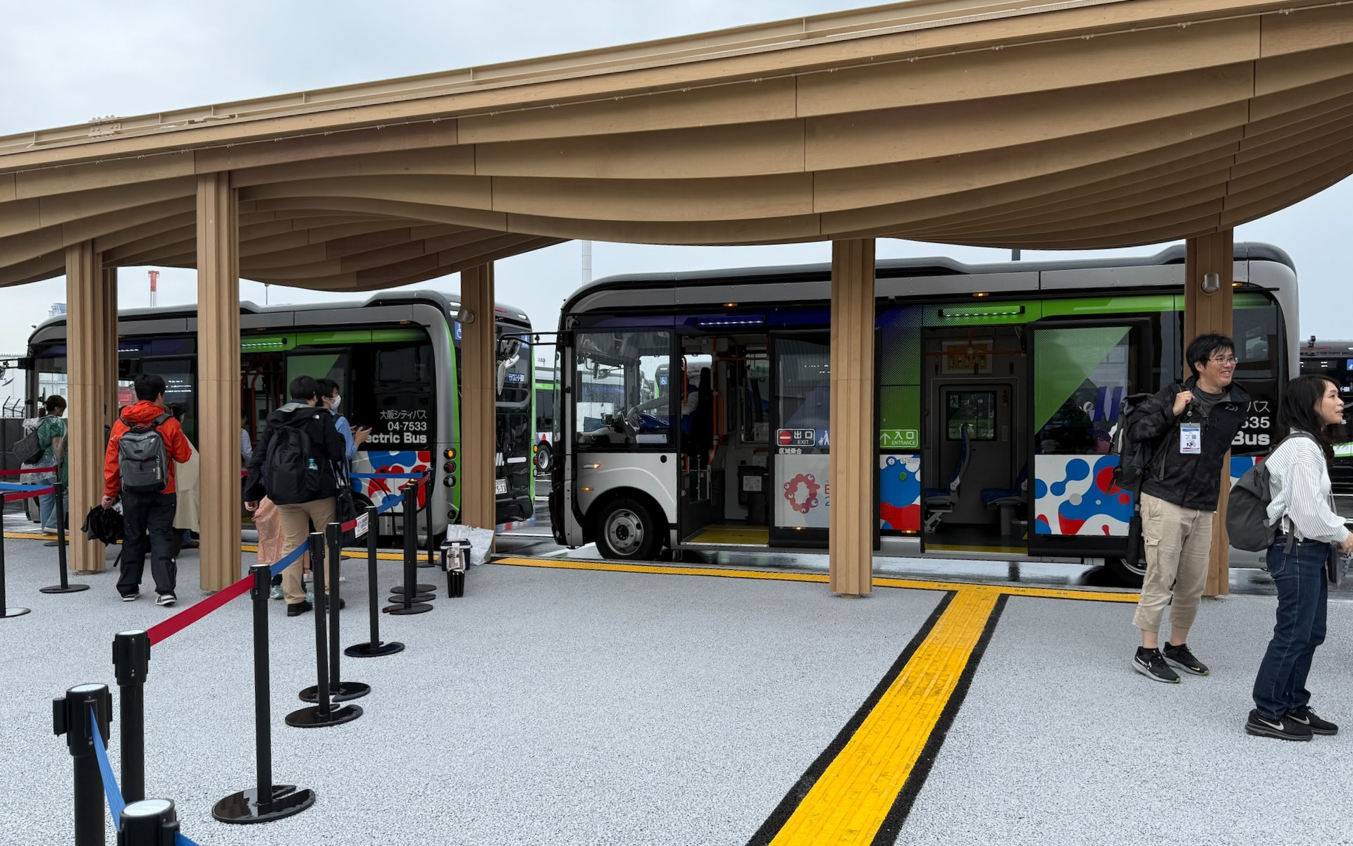 UKパビリオンは反対側にあるので、電動バスの「e-Mover」を利用してみた