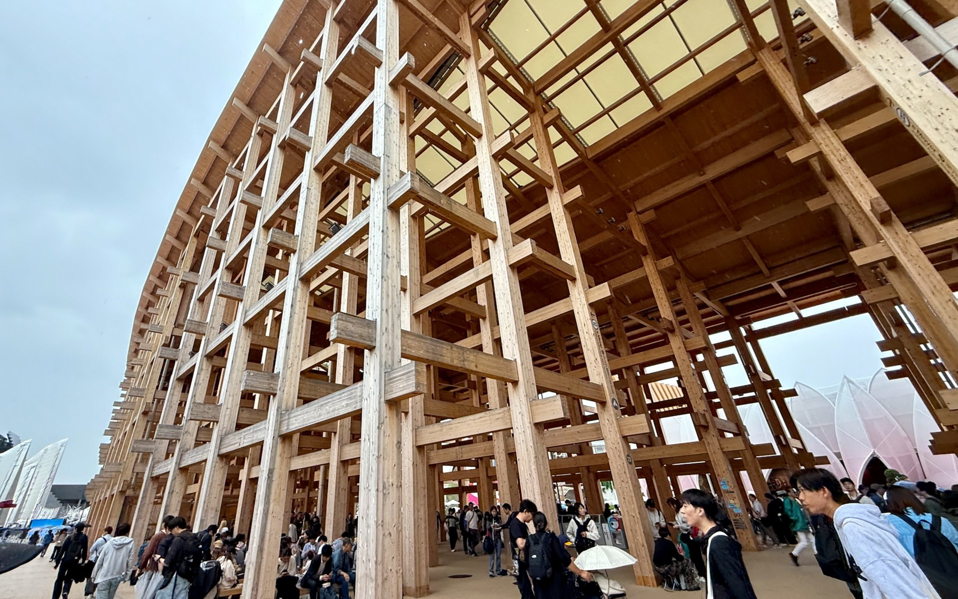 停留所の目の前にそびえる大屋根リングは迫力満点だ