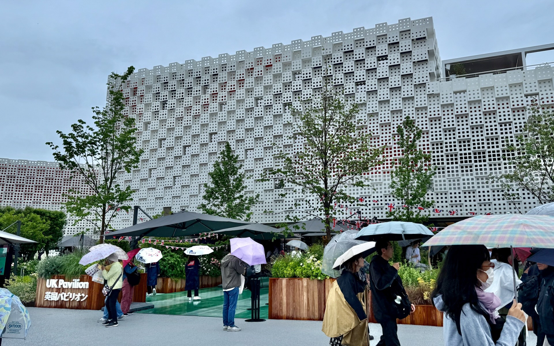 白い積み木のようなUKパビリオンに到着