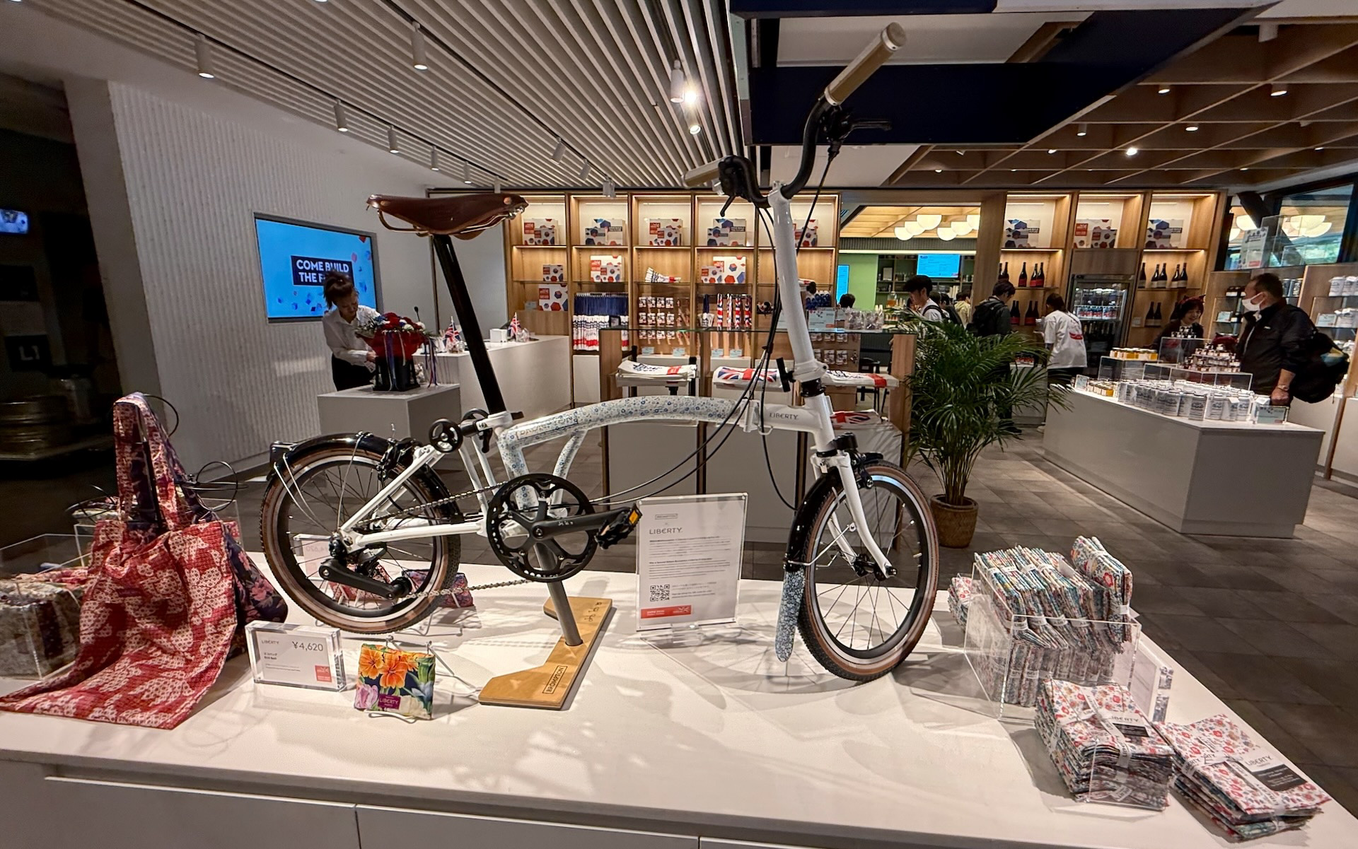 土産物コーナーには「リバティ」とコラボしたスペシャルモデルが展示されていた