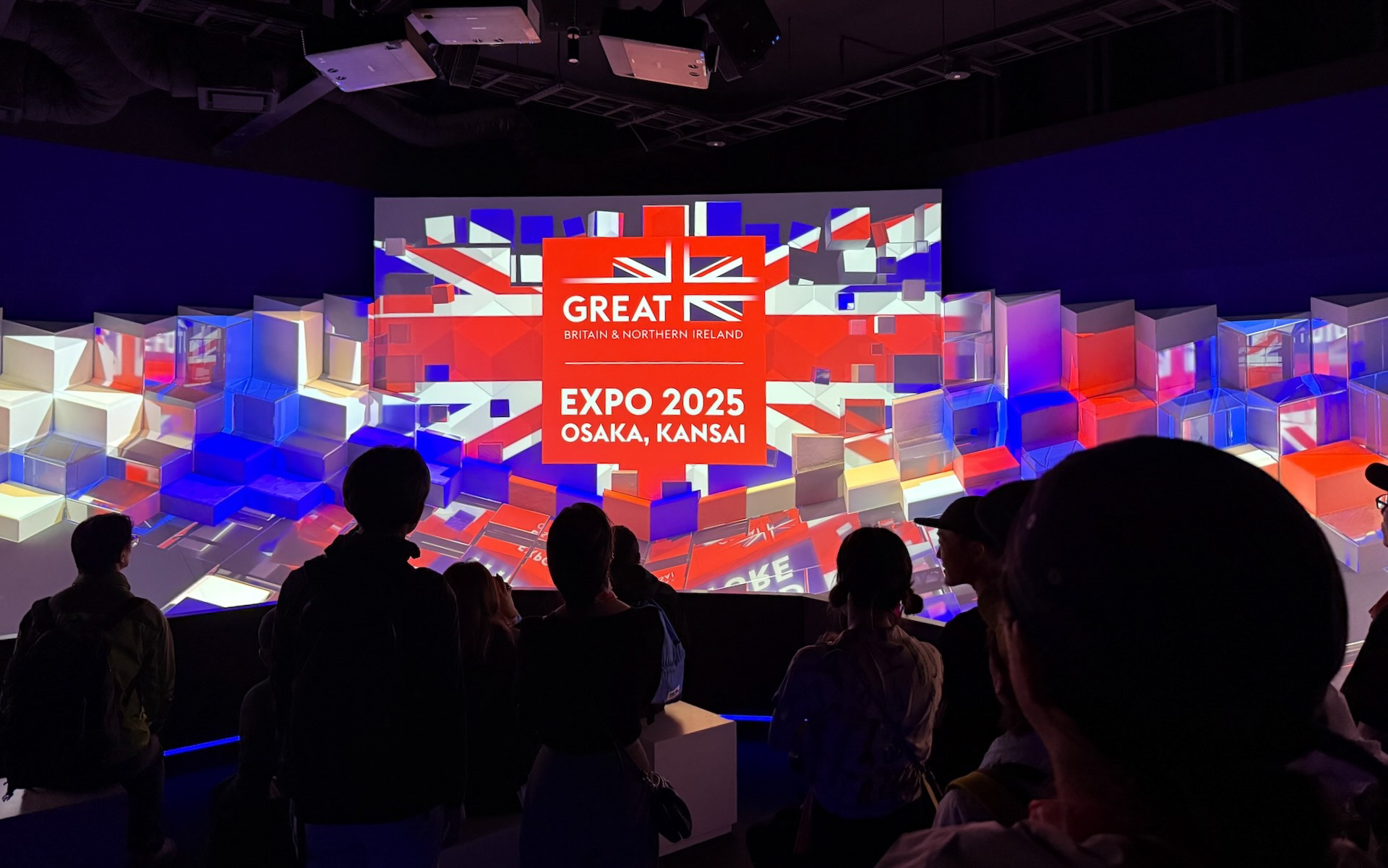 UKパビリオンでは、マスコットの「PIX（ピックス）」がコンテンツを紹介する形式に