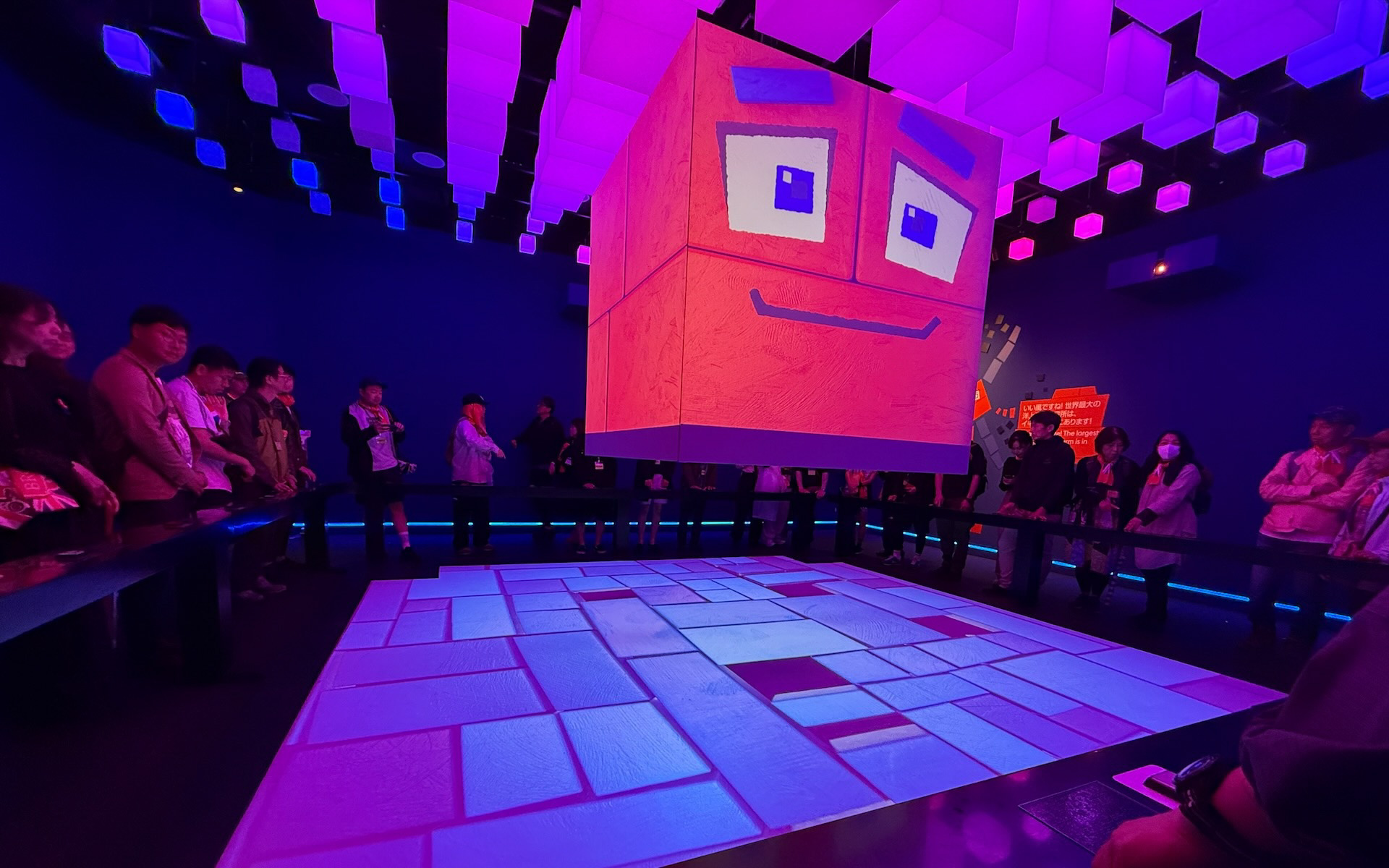 UKパビリオンでは、マスコットの「PIX（ピックス）」がコンテンツを紹介する形式に