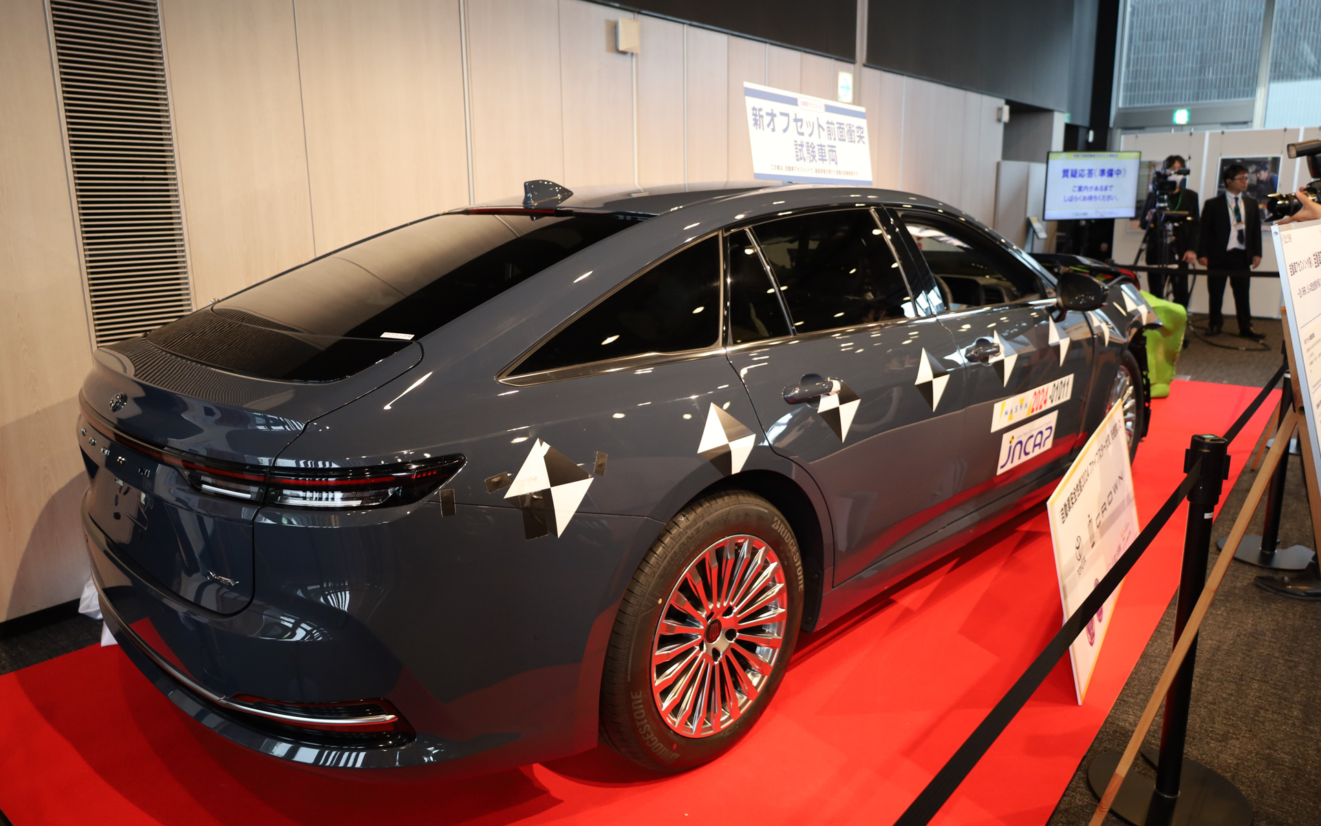 新オフセット前面衝突の試験車両が展示された
