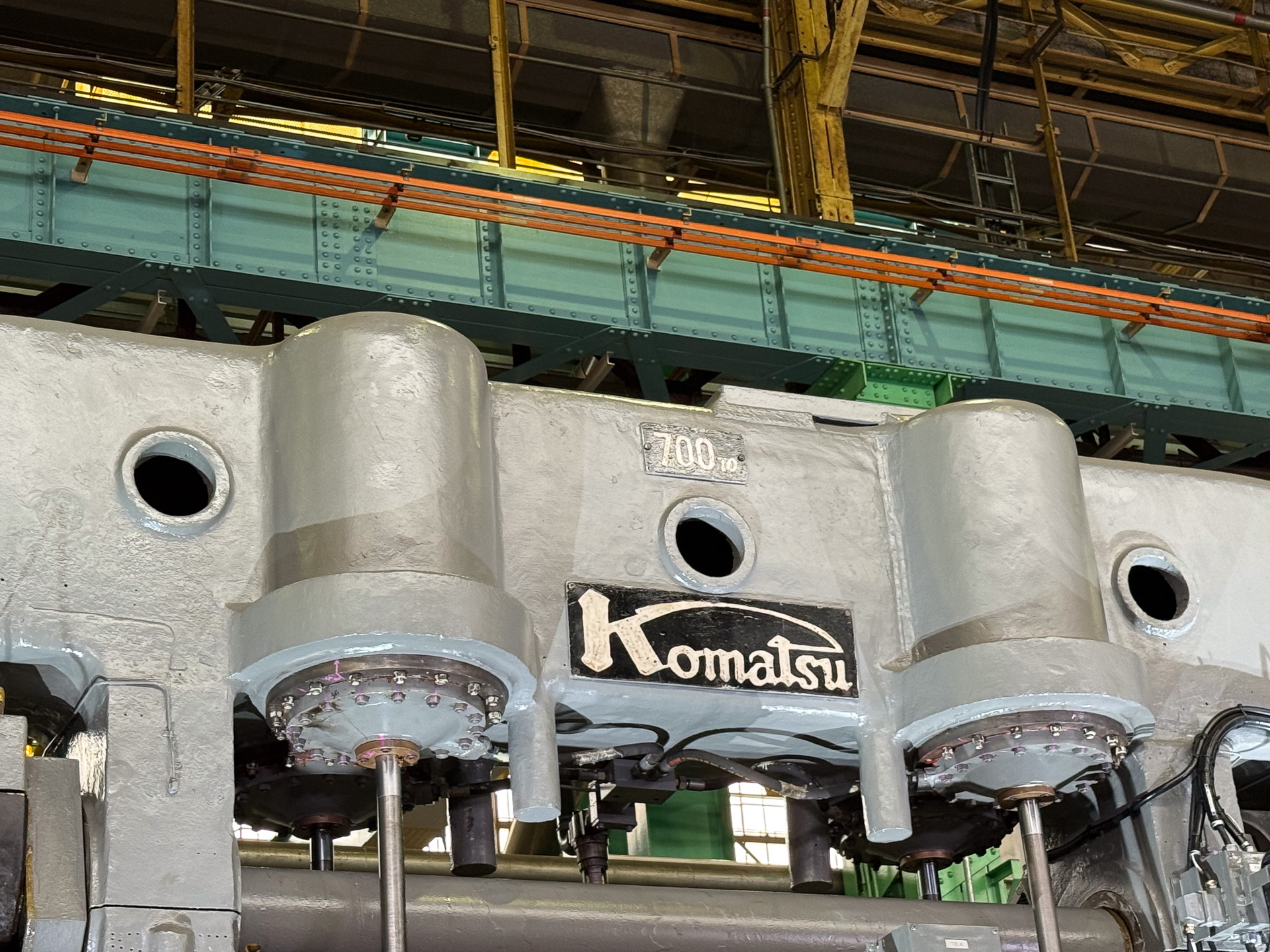 「Komatsu」と「700to」の文字を見ることができる