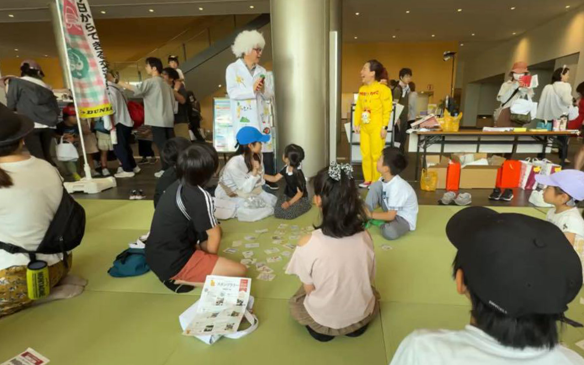 SNSに起因する子どもの性被害を予防するために、学生たちの研究とアイシンの協力で誕生したカルタ「性被害やっつけたるわファミかるた（SNS編）」でのかるた大会は大盛り上がり！　さすが、2024年度のグッドデザイン賞受賞作品です