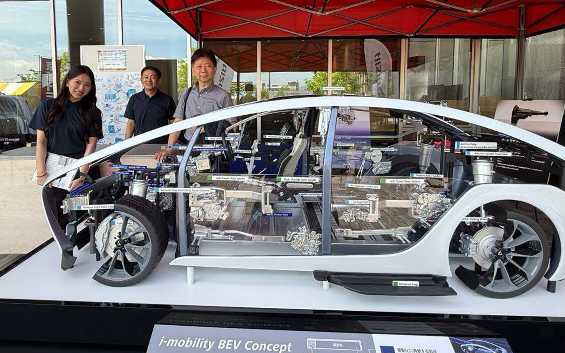 アイシンのブースでは、クルマのどこにどんな先進技術が搭載されているのか、スケルトンで分かりやすい模型がデーンと。熱心に質問する小学生もいました