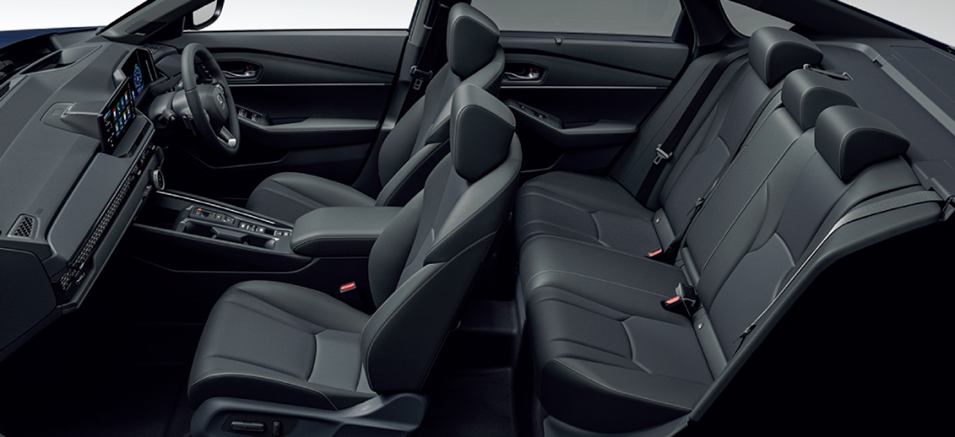 ルーフライニングやピラーもブラックで統一した専用のブラック内装