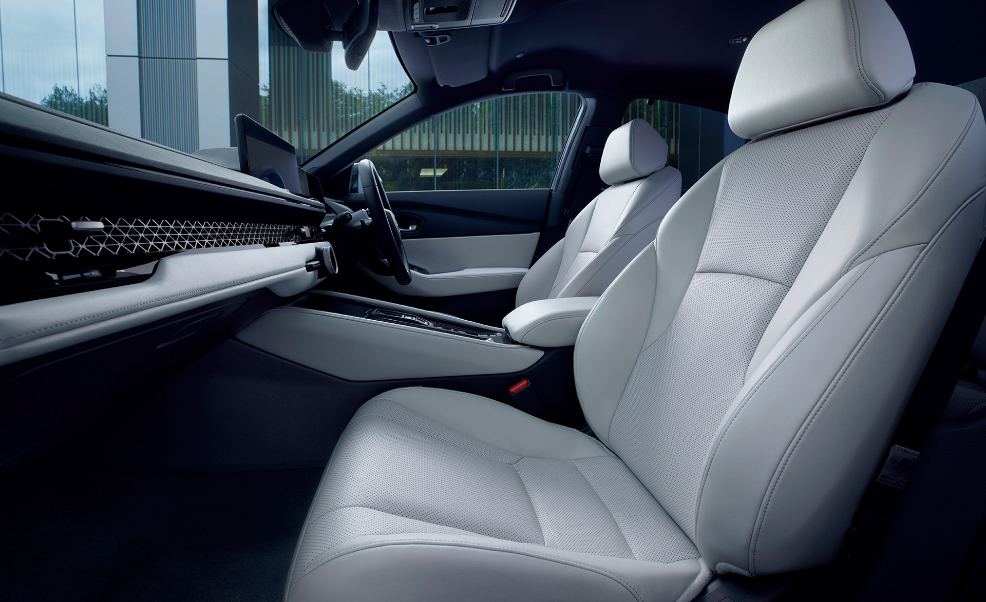 ホワイトレザーを採用した専用のホワイト内装