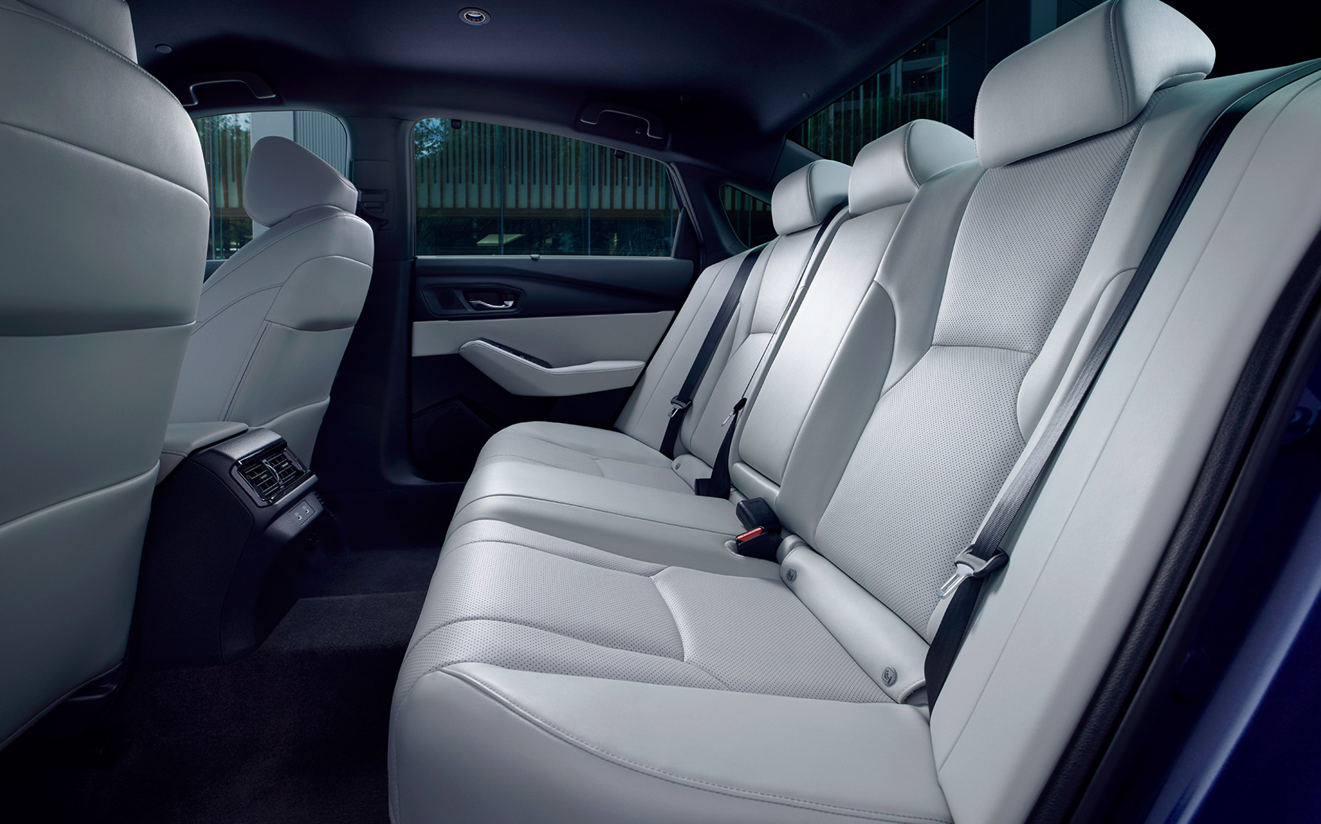 ホワイトレザーを採用した専用のホワイト内装