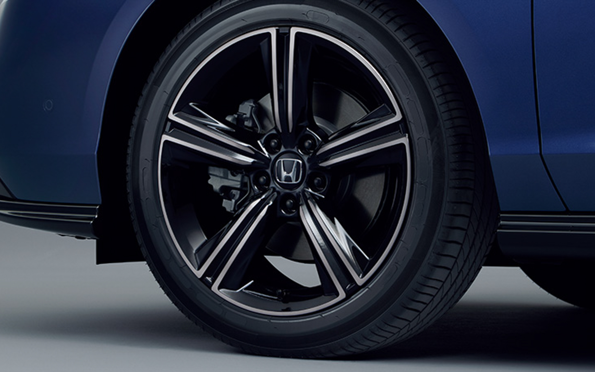 ベルリナブラックの専用アルミホイールを採用