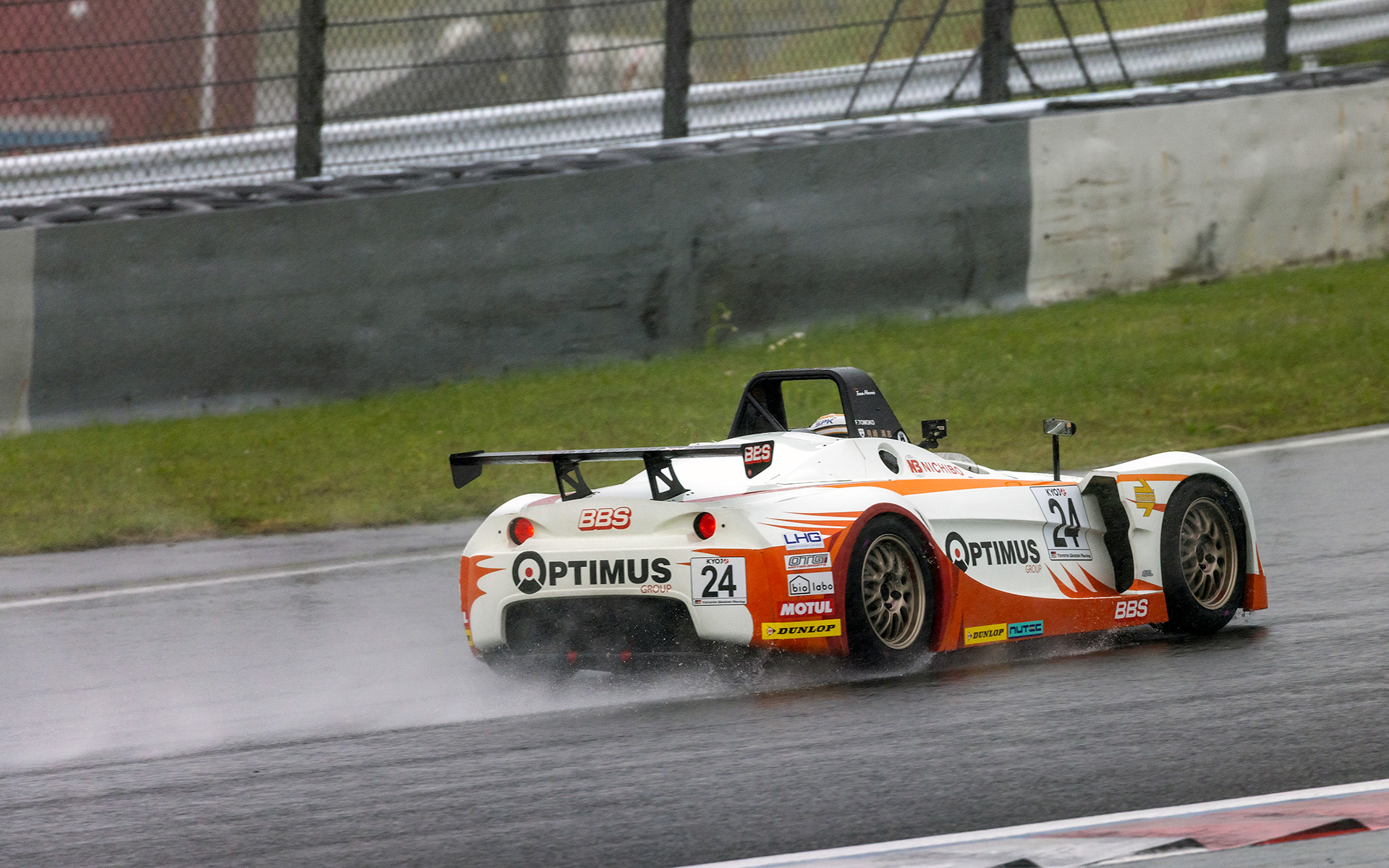 予選はわずか数周で赤旗中断となってしまった