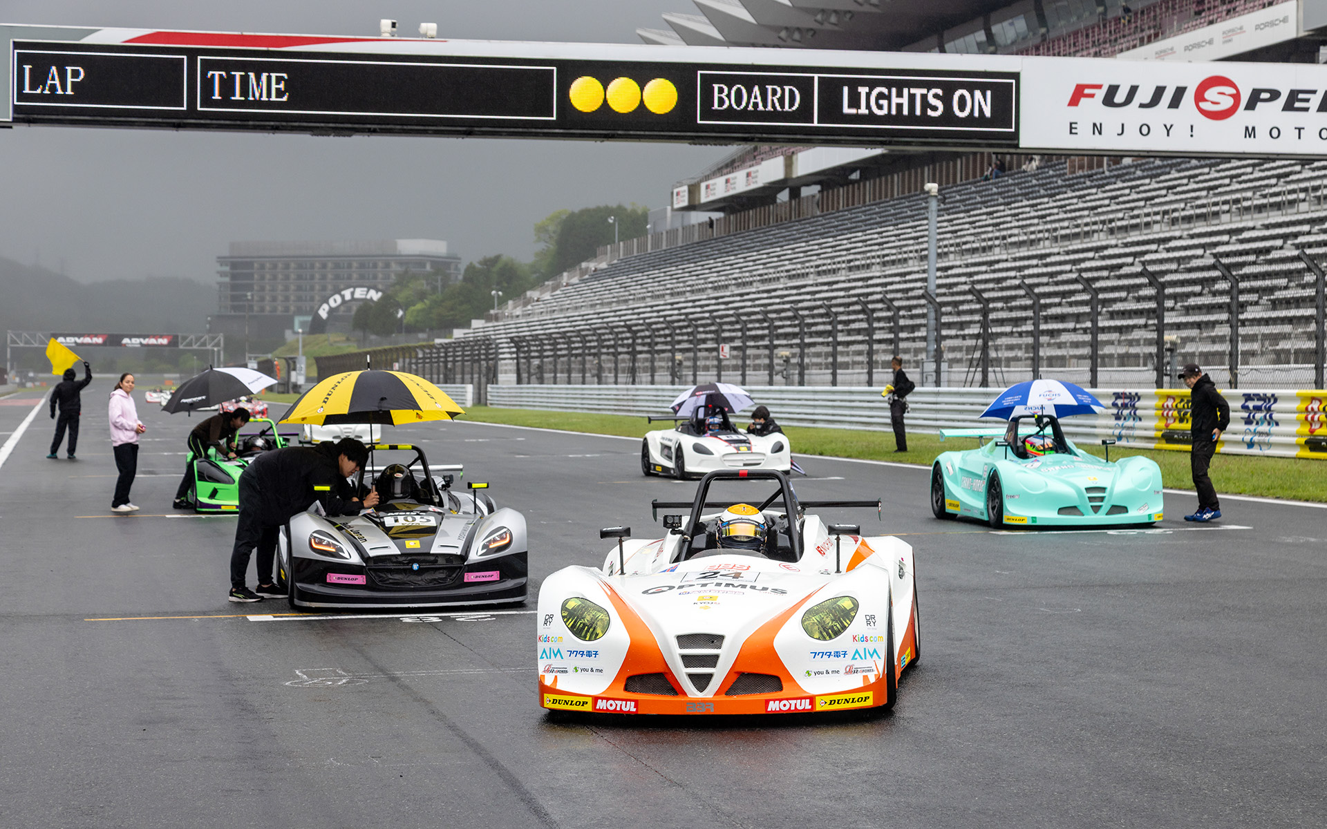 決勝グリッドに並ぶマシン