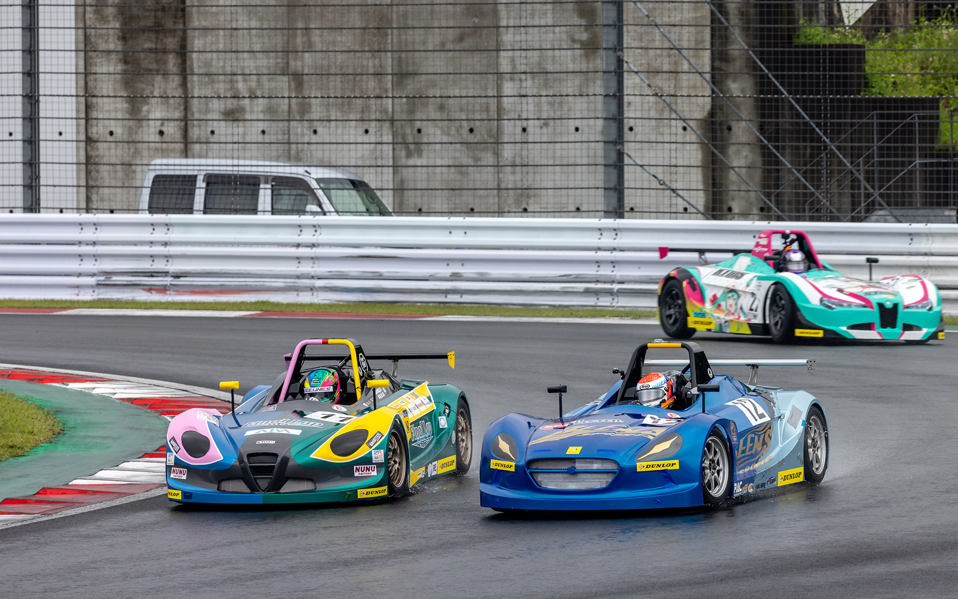 上位ポジションを争うマシンたち