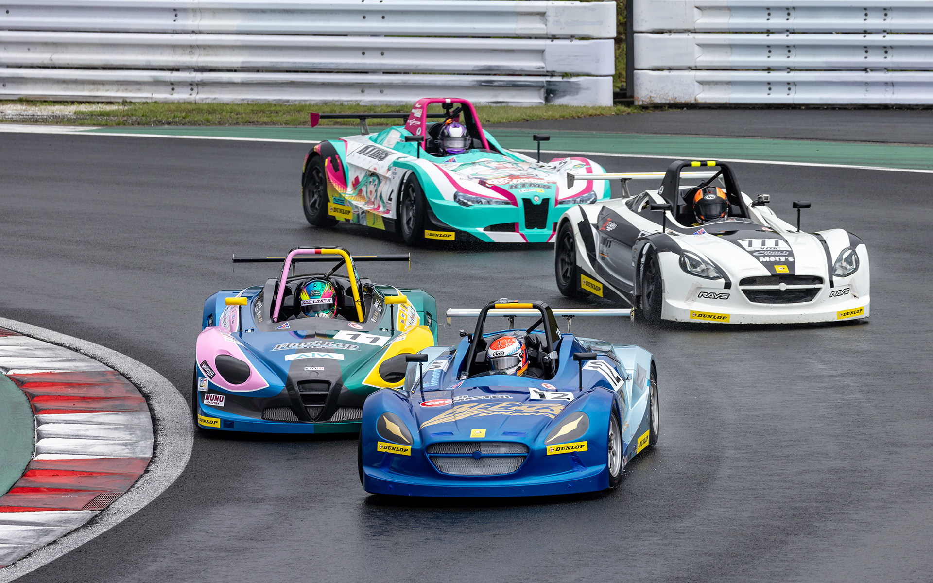 上位ポジションを争うマシンたち