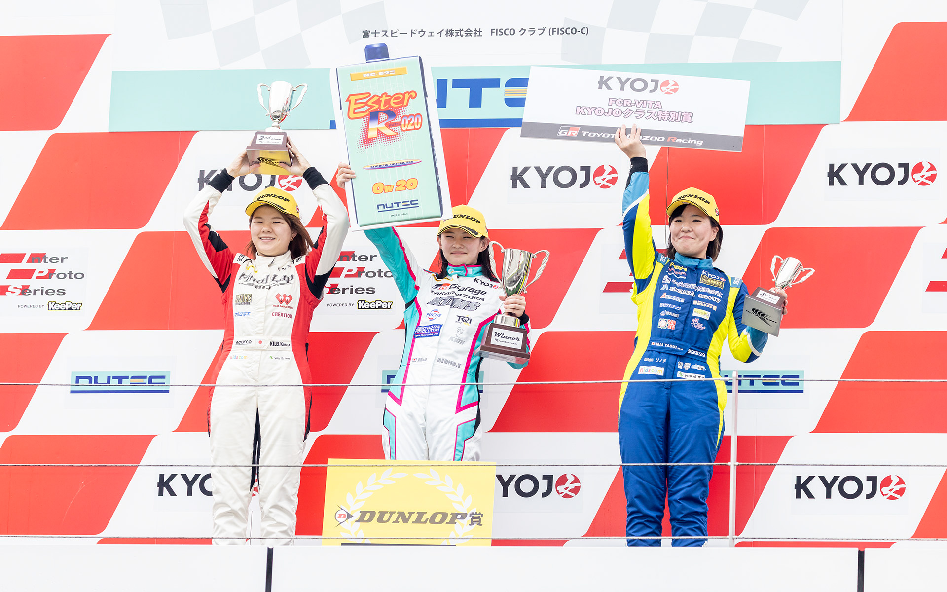 「KYOJOクラス」の表彰台。写真左から、2位の#11　FinalLapRacingワイルドキャットVITA　金本きれい選手、1位の#225 KTMS VITAの富下李央菜選手、3位の#32 中央電材エムクラフトVITAの保井舞選手