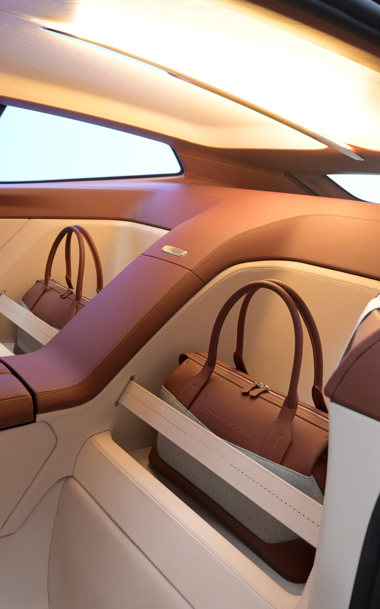 シート背面にあるカバン置き場