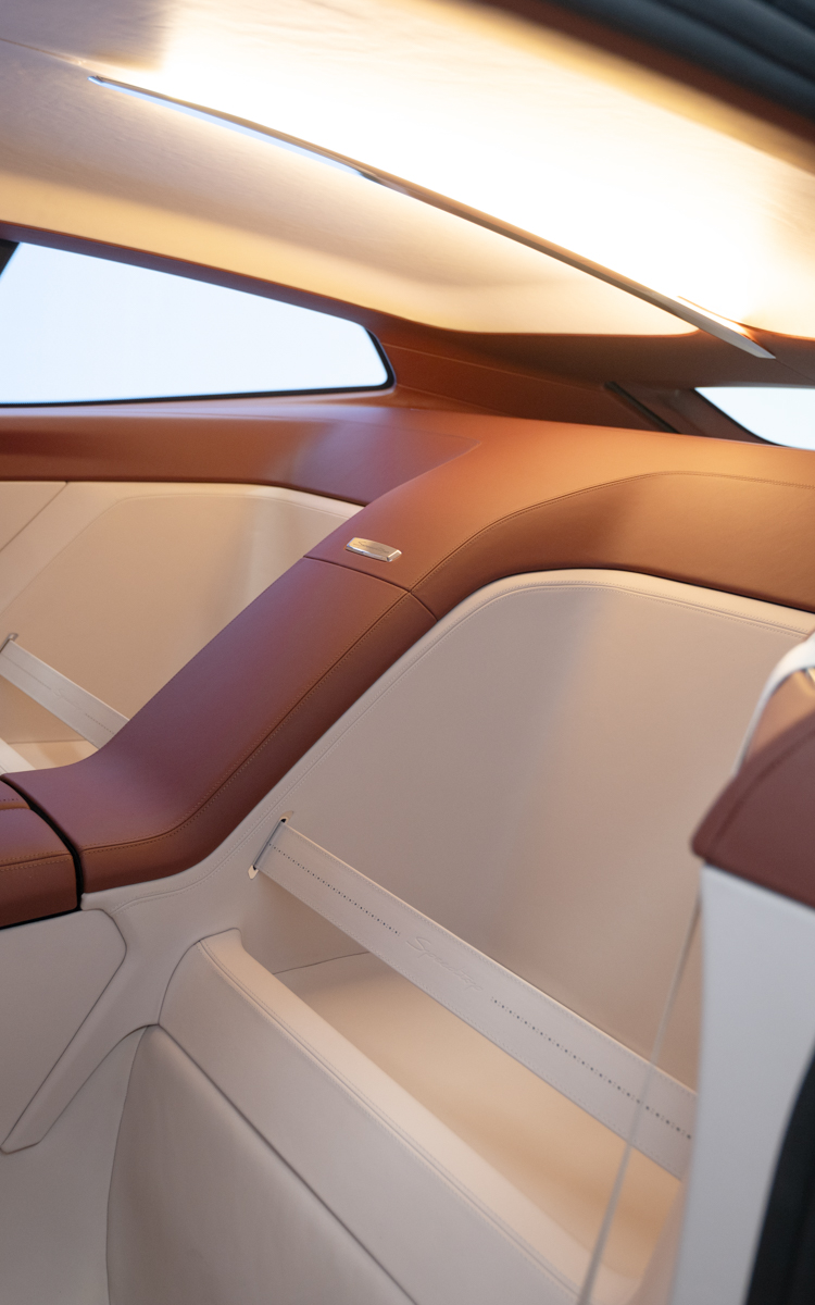 シート背面にあるカバン置き場