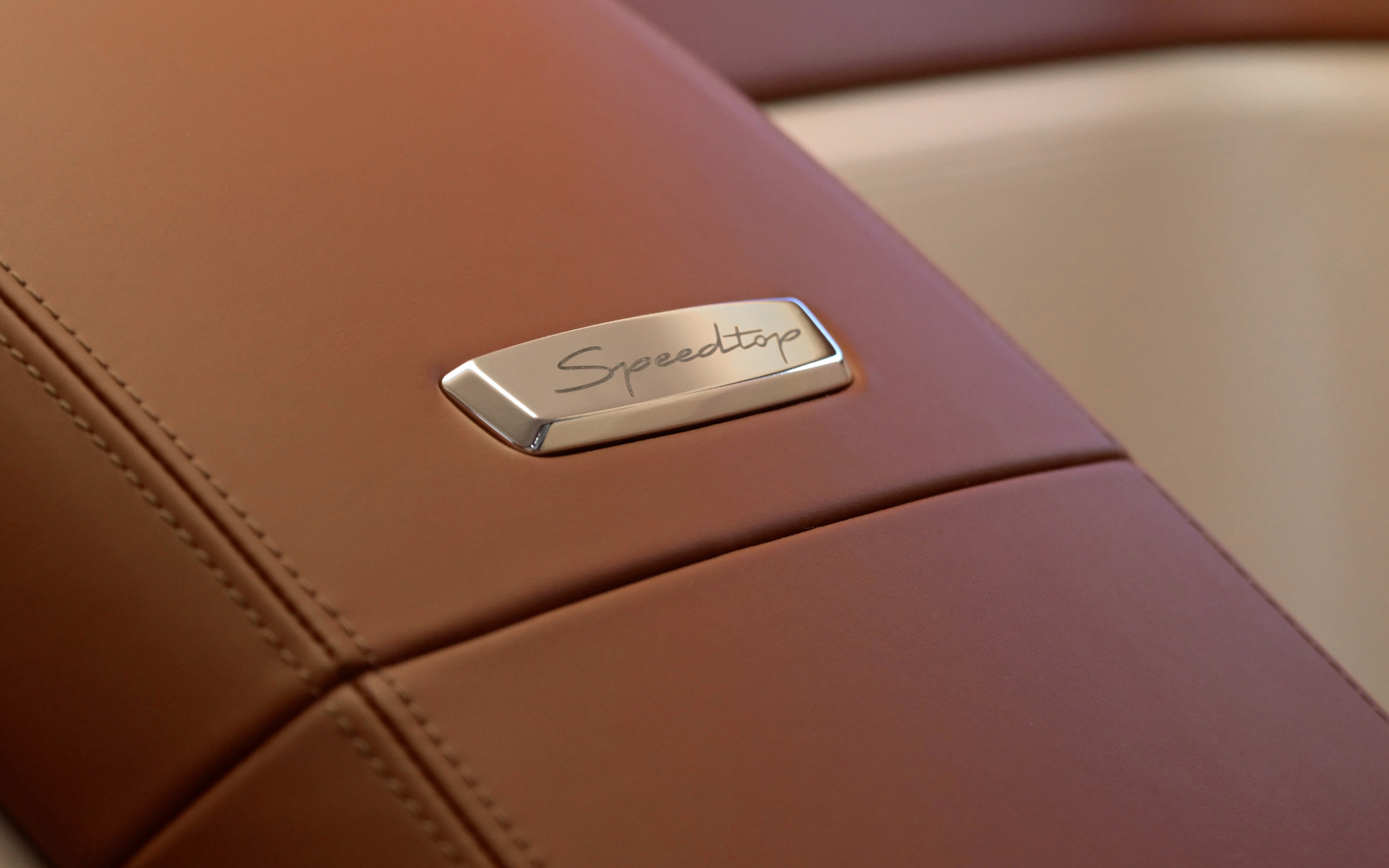 中央には「Speedtop」の文字が刻まれた特別なプレートがあしらわれる