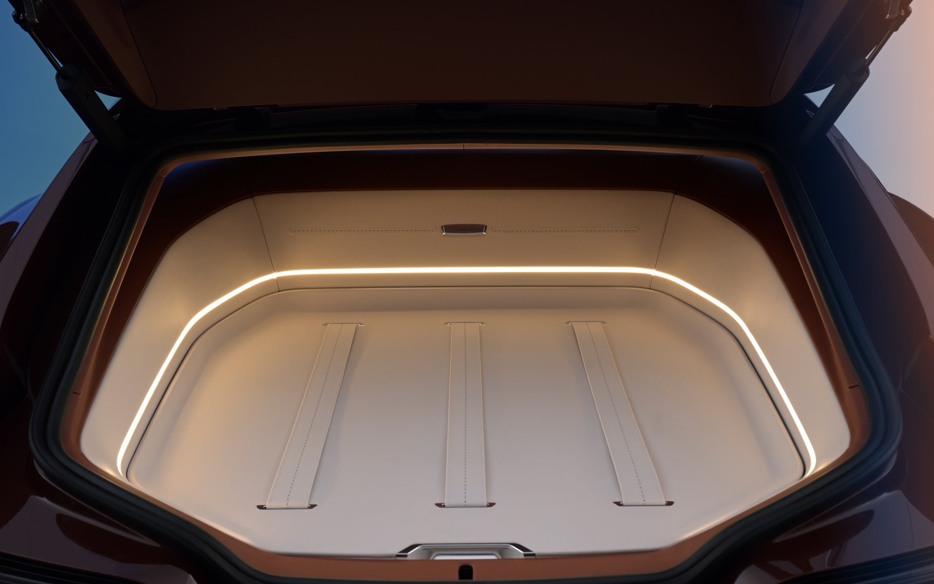 トランクは2段式で大きな荷物も収納できる