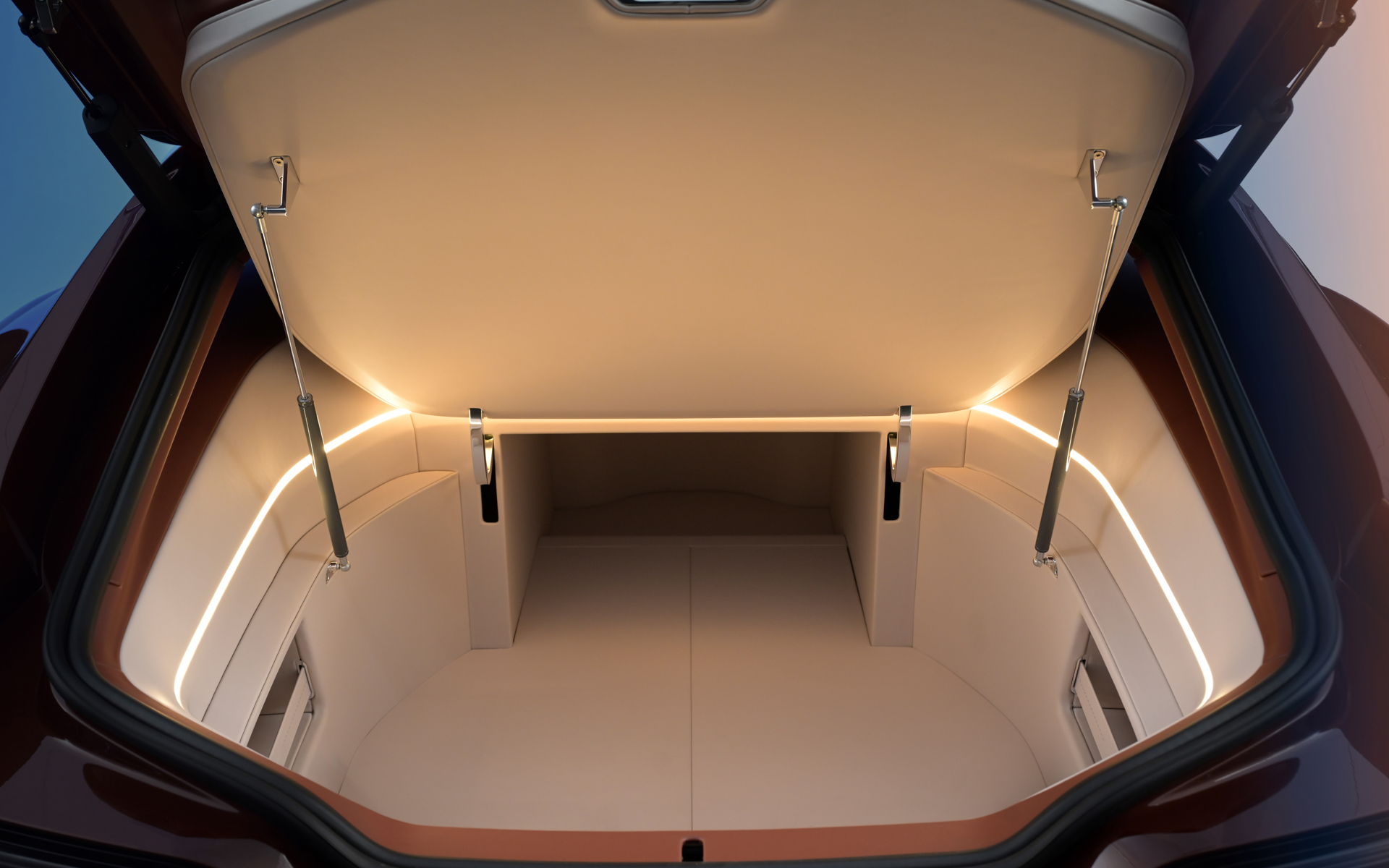 トランクは2段式で大きな荷物も収納できる