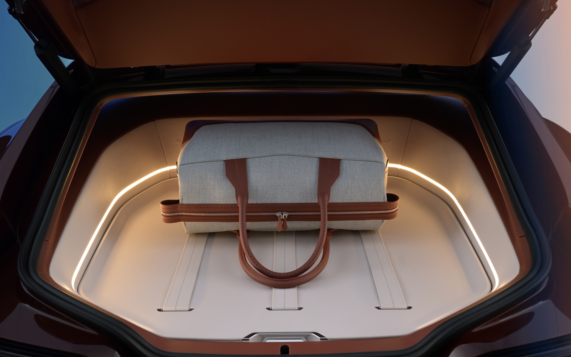 トランクは2段式で大きな荷物も収納できる