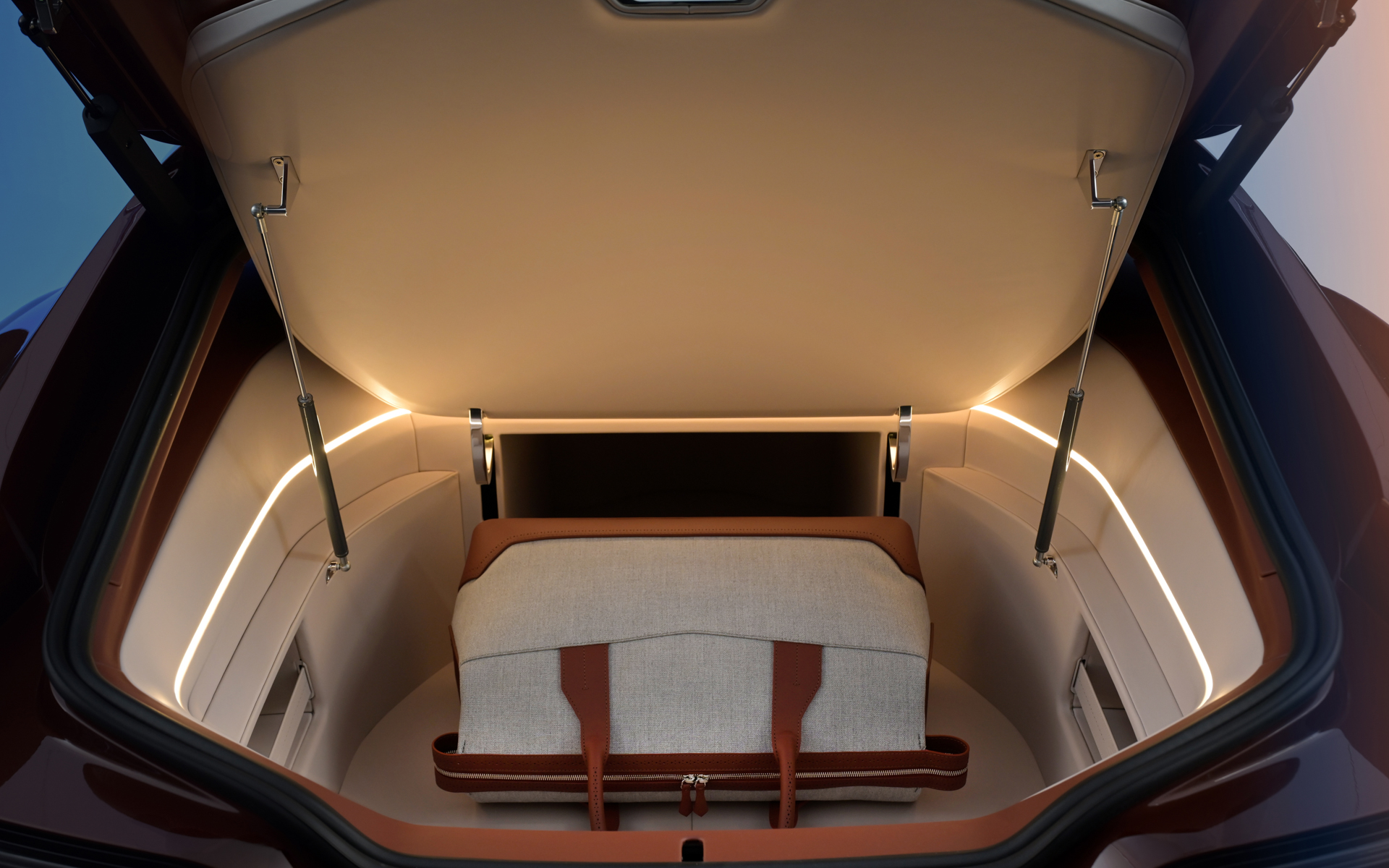 トランクは2段式で大きな荷物も収納できる