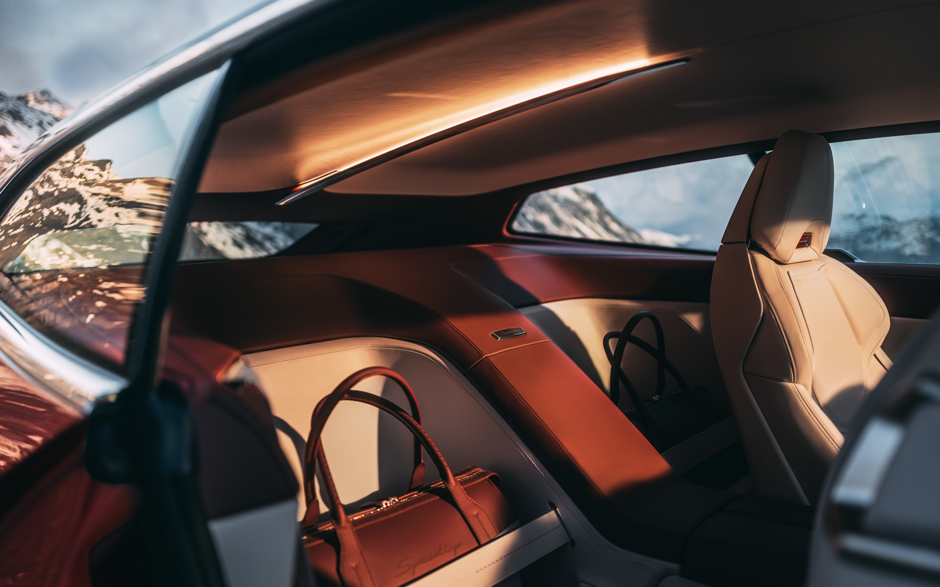 天井には間接照明が配されている