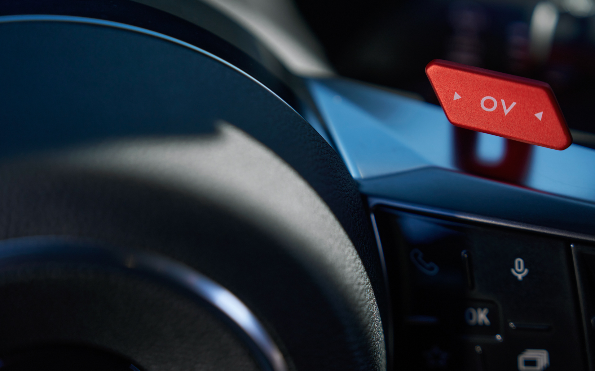 ステアリングとシフトスイッチまわり