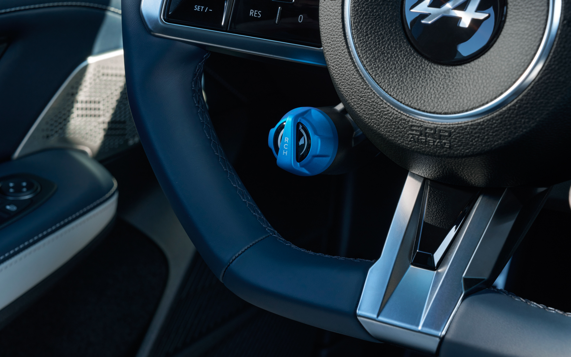 ステアリングとシフトスイッチまわり