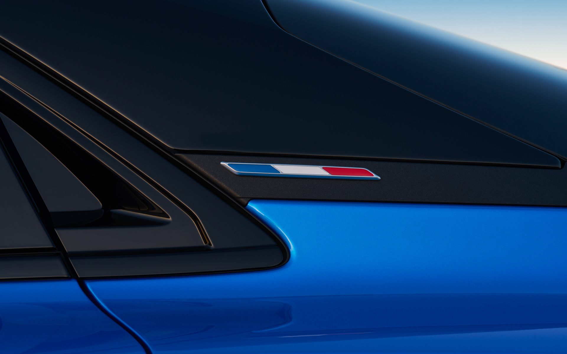 Cピラーにあしらわれるバッヂ